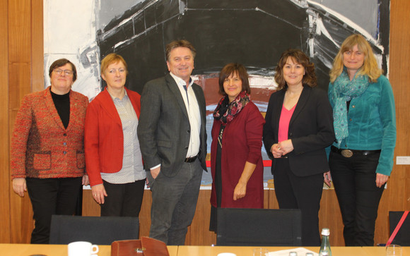 Gruppenfoto von Dr. Beate Krieg (Geschäftsführerin des LandFraunverbandes Württemberg-Baden), Marie-Luise Linckh (Präsidentin des LandFrauenverbandes Württemberg-Baden), Sozial- und Integrationsminister Manne Lucha, Rosa Karcher (Präsidentin des LandFrauenverbandes Südbaden), Juliane Vees (Präsidentin des LandFrauenverbandes Württemberg-Hohenzollern) und Birgitta Klemmer (Geschäftsführerin des LandFrauenverbandes Südbaden)