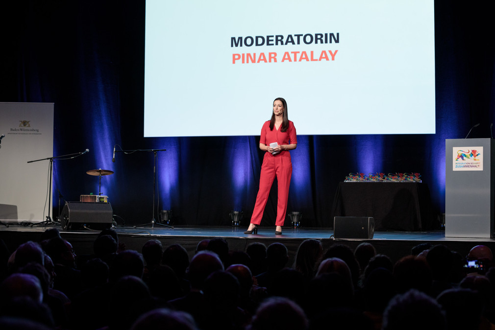 Journalistin Pinar Atalay auf der Bühne