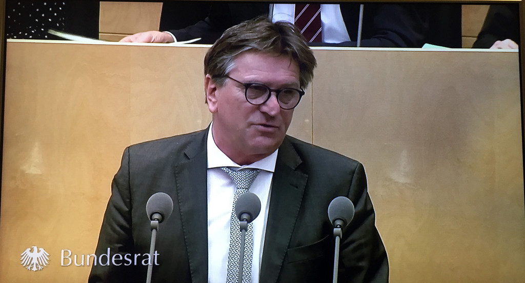 Minister Manne Lucha spricht an Redepult im Bundesrat in Berlin