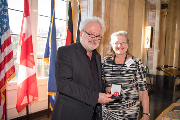 Informationsreise Murawski empfängt Honorarkonsuln aus USA und Kanada Staatsminister Klaus-Peter Murawski (l.) und Diana Thimmig (r.), Doyenne der Honorarkonsuln aus den USA und Kanada