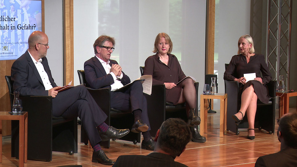 Podiumsdiskussion mit Dr. Kai Unzicker (Bertelsmann Stiftung), Sozial- und Integrationsminister Manne Lucha, Bundesfamilienministerin Lisa Paus und Moderatorin Claudia Krüger (Sozialministerium Baden-Württemberg)