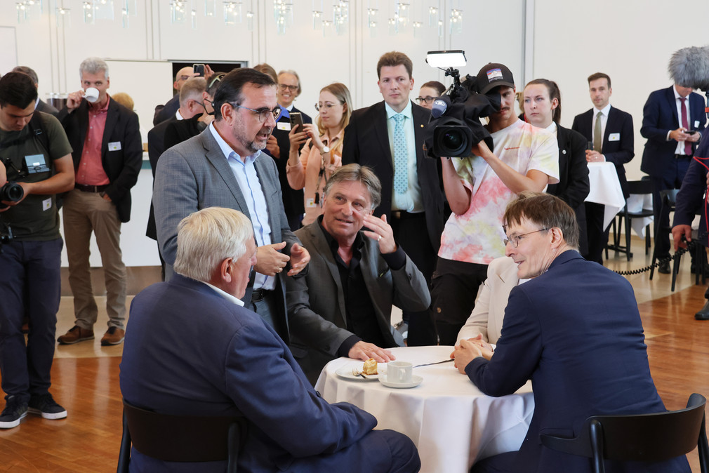 Minister Karl-Josef Laumann (Nordrhein-Westfalen), Bundesminister Karl Lauterbach, Staatsminister Klaus Holetschek (Bayern) und Minister Manne Lucha (Baden-Württemberg) bei gemeinsamer Kaffeepause