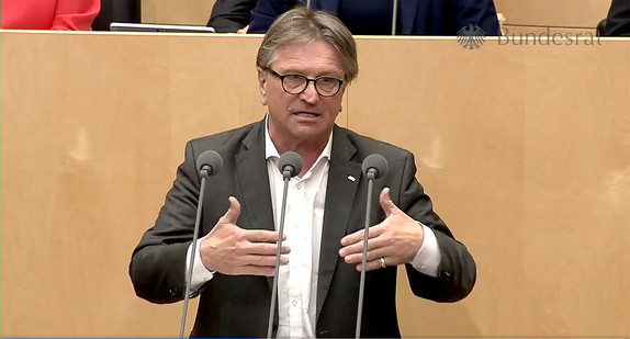 Baden-Württembergs Gesundheitsminister Manne Lucha am Redepult im Bundesrat