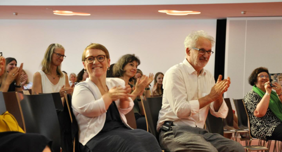 Auf dem Bild sind im Vordergrund Simone Fischer und Prof. Jo Jerg zu sehen.