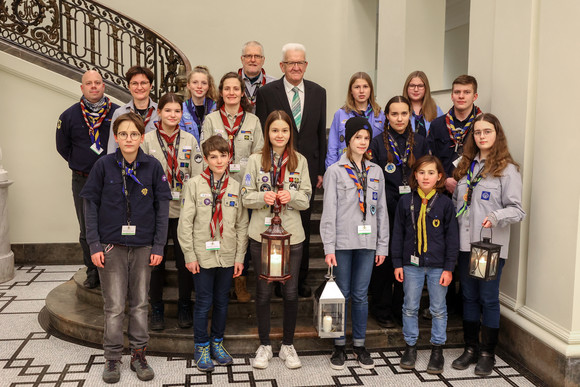 Aktion Pfadfinder übergeben Friedenslicht Ministerpräsident Winfried Kretschmann mit Pfadfinderinnen und Pfadfindern bei der Übergabe des „Friedenslichts“
