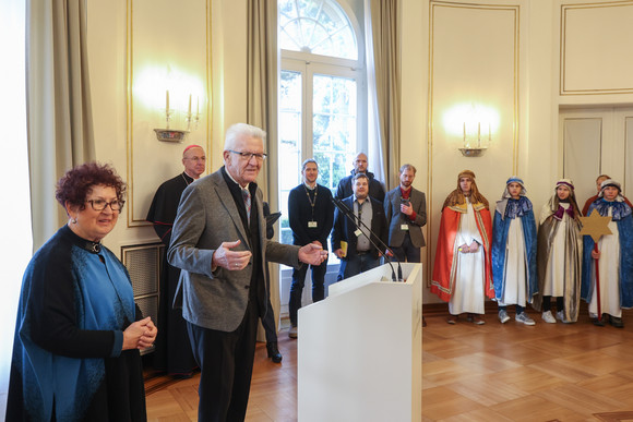 Aktion Dreikönigssingen Kretschmann empfängt Sternsingergruppen Ministerpräsident Winfried Kretschmann und seine Ehefrau Gerlinde mit Sternsingerinnen und Sternsingern in der Villa Reitzenstein.