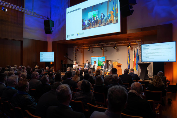 Europa 10. Donausalon zur Zukunft des Donauraums Podiumsdiskussion zum Thema „Die Zukunft des Donauraums und die Bedeutung der EU-Makrostrategien“