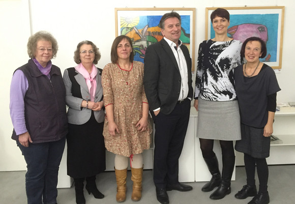 Gruppenfoto von Klaudia Dworschak (MGH Stutensee), Maria Diop (Ministerium für Soziales und Integration, Referat „Generationenpolitik, Senioren“), Johanna Benz-Spies (MGH Veringenstadt), Minister Manne Lucha, Katrin Ballandies (MGH Ludwigsburg) und Marianne Reißing (MGH Freudenstadt)