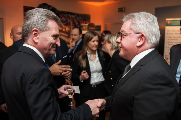 Europa Neujahrsempfang in der Landesvertretung in Brüssel Guido Wolf (r.), Minister der Justiz und für Europa, und Günther Oettinger (l.), EU-Kommissar für Haushalt und Personal