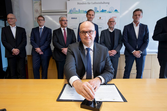 Luftreinhaltung Bündnis für Luftreinhaltung unterzeichnet Rainer Neske, Vorstandsvorsitzender der Landesbank Baden-Württemberg, unterschreibt das Bündnis für Luftreinhaltung. (Bild: Staatsministerium Baden-Württemberg)