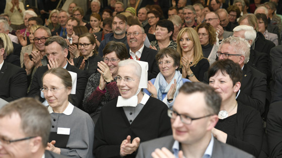 Blick in klatschendes Publikum