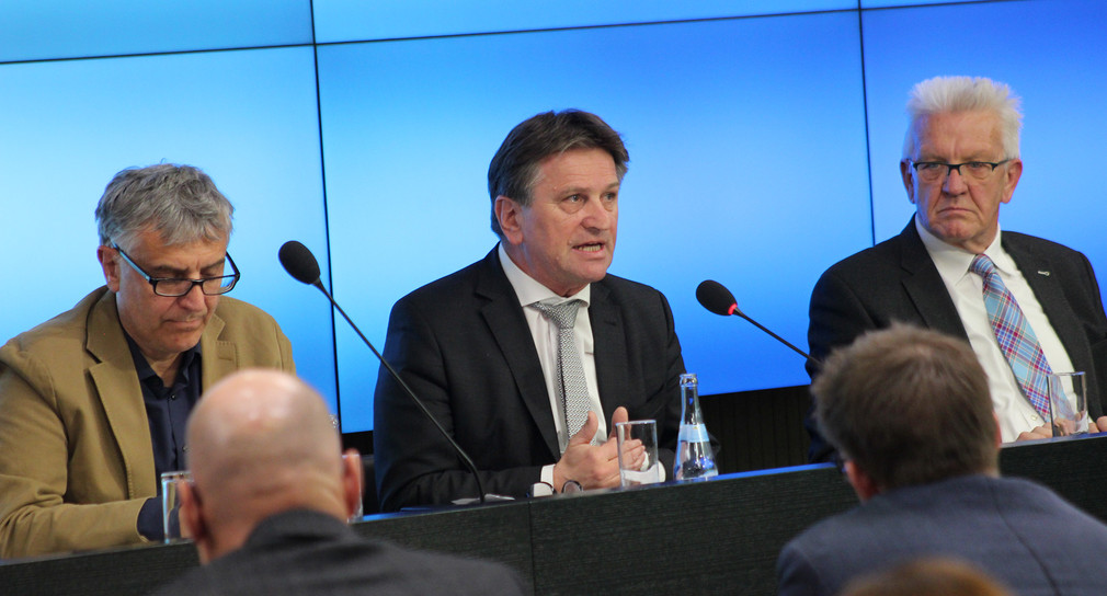 Sozial- und Integrationsminister Manne Lucha spricht neben Ministerpräsident Winfried Kretschmann auf der Regierungspressekonferenz in Stuttgart