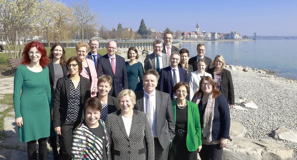 Gruppenfoto der Teilnehmerinnen und Teilnehmer der 12. Integrationsministerkonferenz 2017 am Ufer des Bodensees