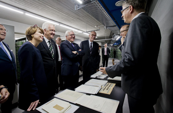 ANTRITTSBESUCH Bundespräsident Steinmeier in Baden-Württemberg Marbach am Neckar, Deutsches Literaturarchiv: Elke Büdenbender, Ministerpräsident Winfried Kretschmann, Bundespräsident Frank-Walter Steinmeier und der Direktor des Deutschen Literaturarchivs, Ulrich Raulff (v.l.n.r.)
