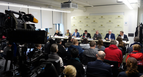 Pressekonferenz mit Gesundheitsminister Manne Lucha in Stuttgart zum ersten bestätigten Corona-Fall in Baden-Württemberg