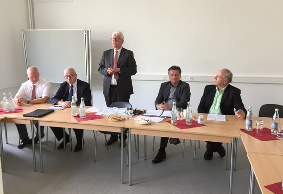 Zur Begrüßung im Integrationszentrum Heidenheim (IZH) überreichte Landrat Thomas Reinhardt Minister Lucha ein Exemplar des Integrationskonzeptes.