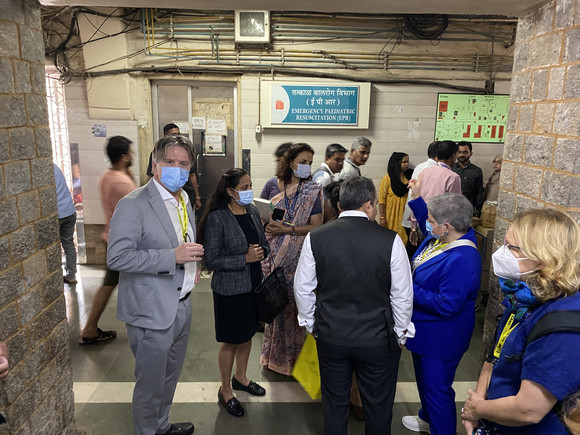 Minister Manne Lucha und die baden-württembergische Delegation bei Rundgang durch das King Edward Memorial Hospital in Mumbai.