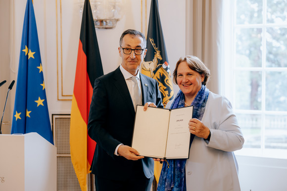 Ministerpräsident Cem Özdemir (links) und Theresa Schopper (rechts), Ministerin für Landesentwicklung und Wohnen 