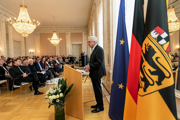 Auszeichnung Kretschmann würdigt besonderes ehrenamtliches Engagement Ministerpräsident Winfried Kretschmann (r.) bei seiner Ansprache zu den Gästen (Bild: Staatsministerium Baden-Württemberg)