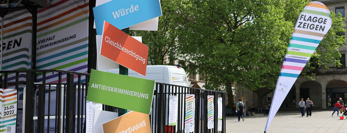 Wegweiser mit Schildern „Würde“, „Gleichberechtigung“, „Antidiskriminierung“ und „Anerkennung“ auf der Stuttgarter Königstraße.