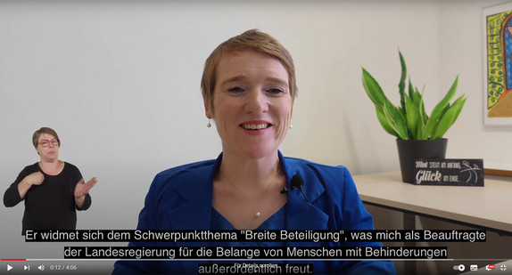 Landes-Behindertenbeauftragte Simone Fischer am Schreibtisch in ihrem Büro.