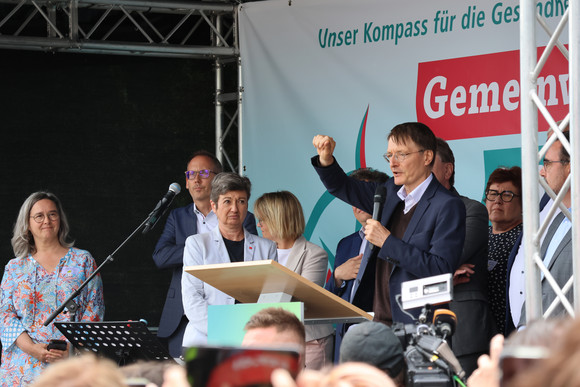 Bundesminister Prof. Dr. Karl Lauterbach auf Rednerbühne bei ver.di-Kundgebung