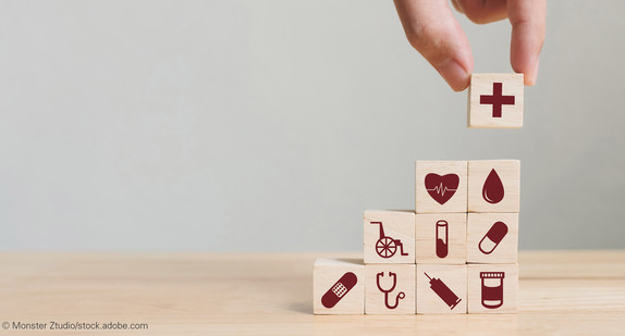 Pyramide aus Holzblöcken mit aufgedruckten Gesundheitssymbolen