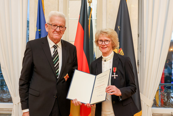 Tag des Ehrenamtes Kretschmann würdigt besonderes ehrenamtliches Engagement Ministerpräsident Winfried Kretschmann (links) und Christa Hasenbrink (rechts)