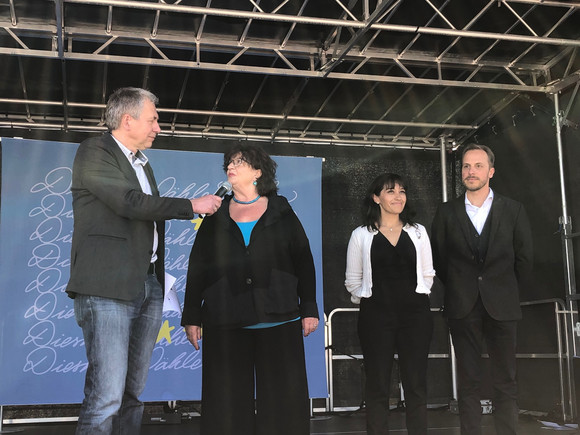 Information Europa-Aktionstag in Stuttgart Staatssekretärin Bärbl Mielich spricht auf einer Bühne