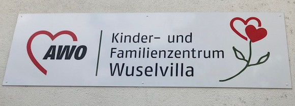 Schild "AWO. Kinder- und Familienzentrum Wuselvilla"