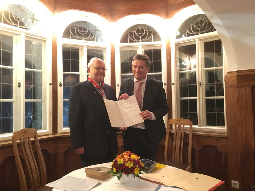 Prof. Dr. Heiko Braak und Sozial- und Integrationsminister Manne Lucha halten gemeinsam Urkunde