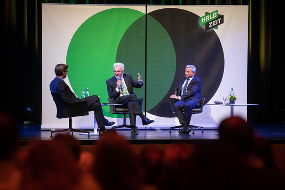 ZWISCHENBILANZ Nüchtern betrachtet erfolgreich – Kretschmann und Strobl in Singen v.l.n.r.: Moderator Stefan Lutz (Südkurier), Ministerpräsident Winfried Kretschmann und Innenminister Thomas Strobl (Bild: Staatsministerium Baden-Württemberg)