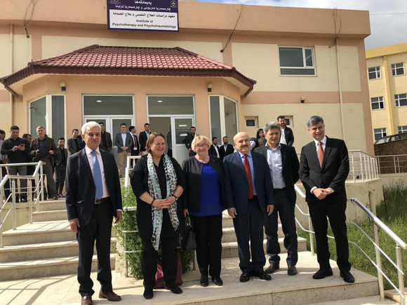 Delegationsreise Besuch in der Autonomen Region Kurdistan-Irak Gruppenbild vor dem Institut für Psychotherapie und Psychotraumatologie in Dohuk (Bild: Staatsministerium Baden-Württemberg)