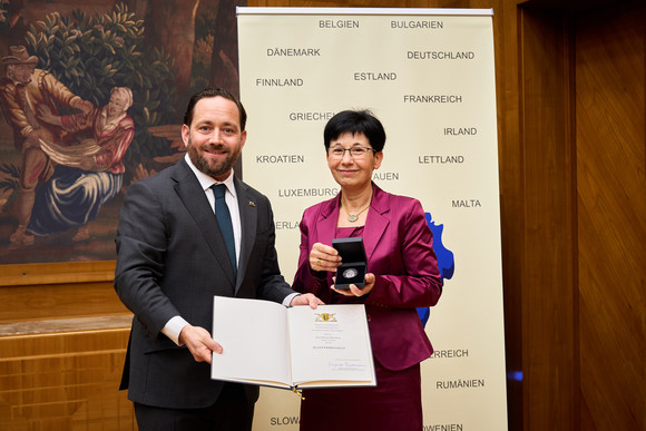Auszeichnung Staufermedaille an um Europa verdiente Personen Staatssekretär Florian Hassler (l.) und Régine Wilhelm (r.)