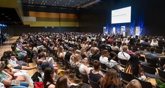 Blick auf Publikum beim Junge-Pflege-Kongress in Stuttgart