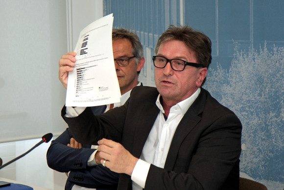 Pressekonferenz Baden-Württemberg - Land des Ehrenamts Sozial- und Integrationsminister Manne Lucha zeigt Schaubilder zum ehrenamtlichen Engagement in Baden-Württemberg, dahinter Regierungssprecher Rudi Hoogvliet