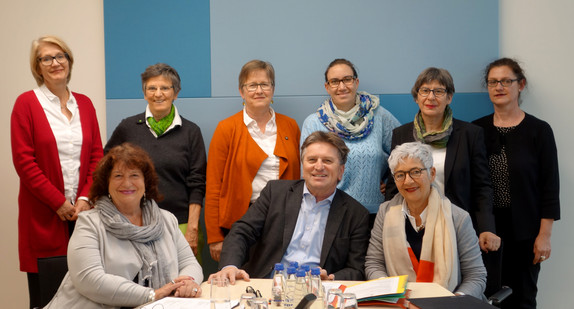 Gruppenbild mit Sozial- und Integrationsminister Manne Lucha, Staatssekretärin Bärbl Mielich und Mitgliedern des Landesfrauenrats Baden-Württemberg