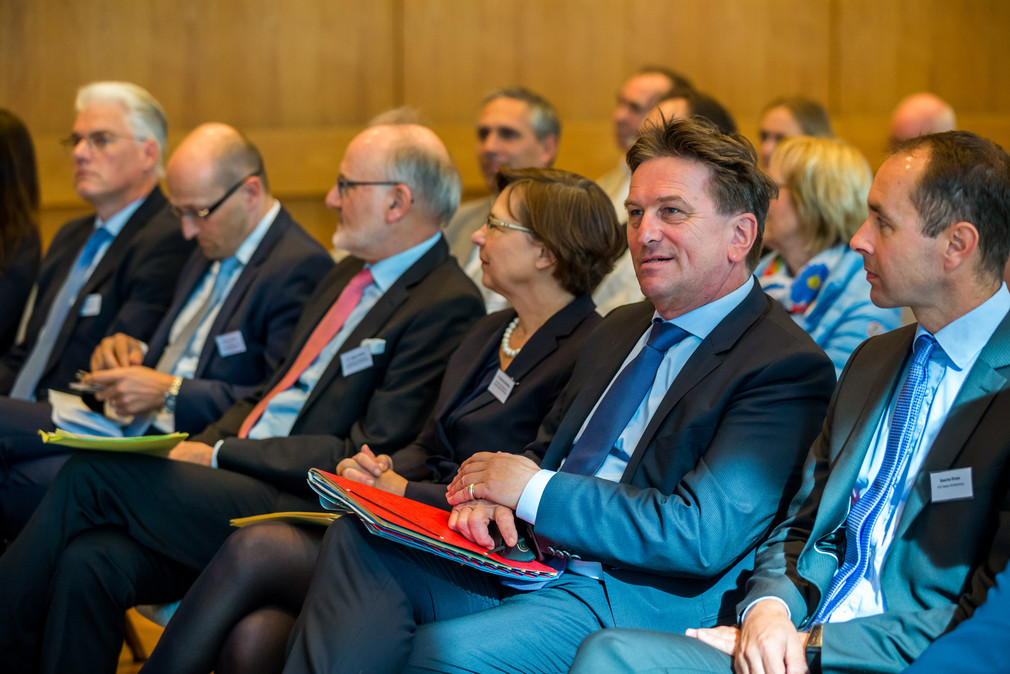 Minister Manne Lucha sitzt im Publikum bei der Preisverleihung des Großen Präventionspreises am 25.09.2017 im Haus der Wirtschaft in Stuttgart.