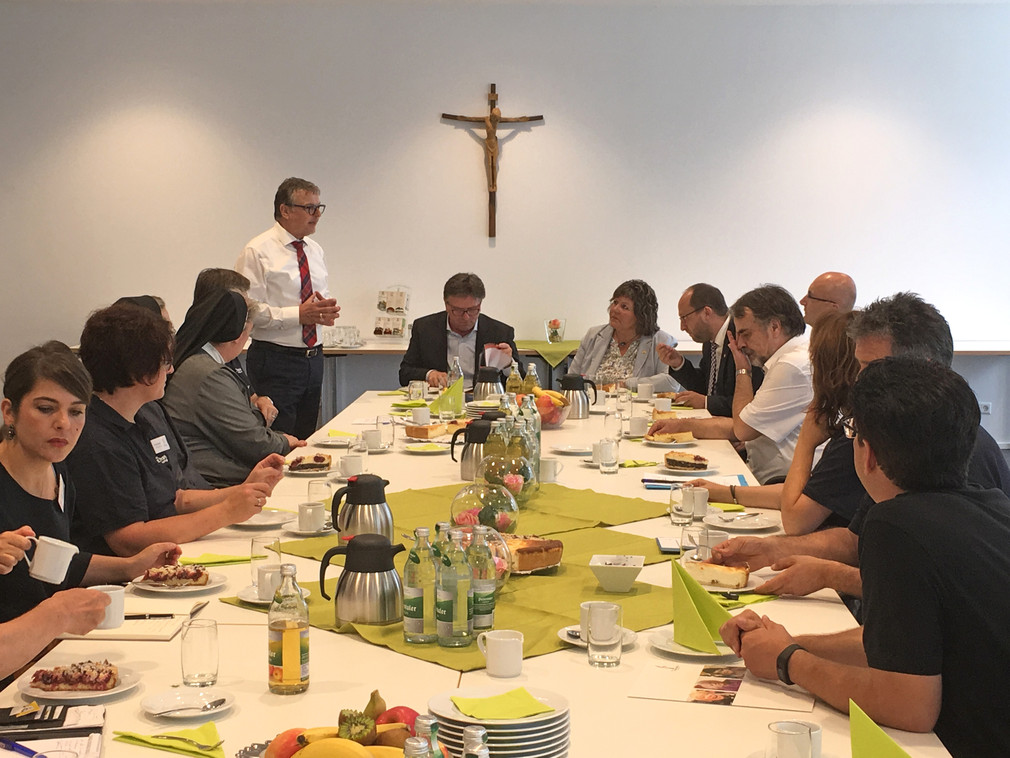 Minister Manne Lucha bei Kaffee und Kuchen mit Vorstand und Mitarbeitenden der Stiftung St. Franziskus in Schramberg-Heiligenbronn