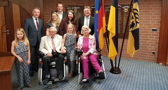 Gruppenbild Jutta Grolik mit Familie und Minister Lucha