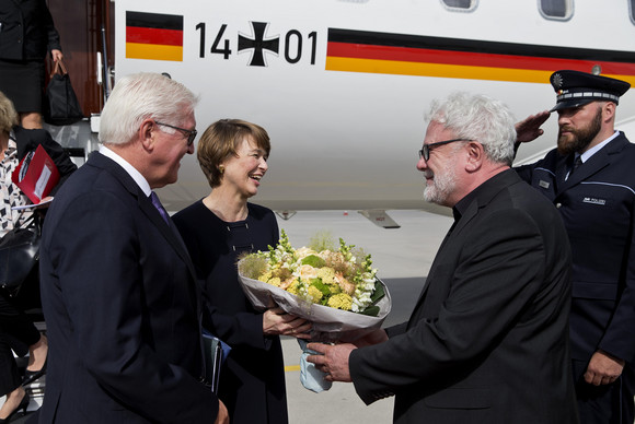 ANTRITTSBESUCH Bundespräsident Steinmeier in Baden-Württemberg Begrüßung am Flughafen: Bundespräsident Frank-Walter Steinmeier, seine Frau Elke Büdenbender und Staatsminister Klaus-Peter Murawski (v.l.n.r.)