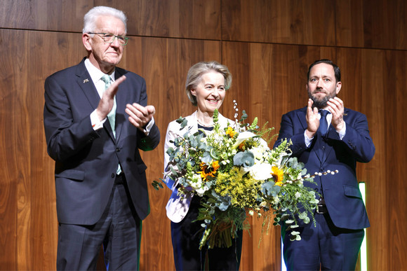 Europa Neujahrsempfang in der Landesvertretung in Brüssel Ministerpräsident Winfried Kretschmann (links), Ursula von der Leyen (Mitte), Präsidentin der Europäischen Kommission, und Europa-Staatssekretär Florian Hassler (rechts)