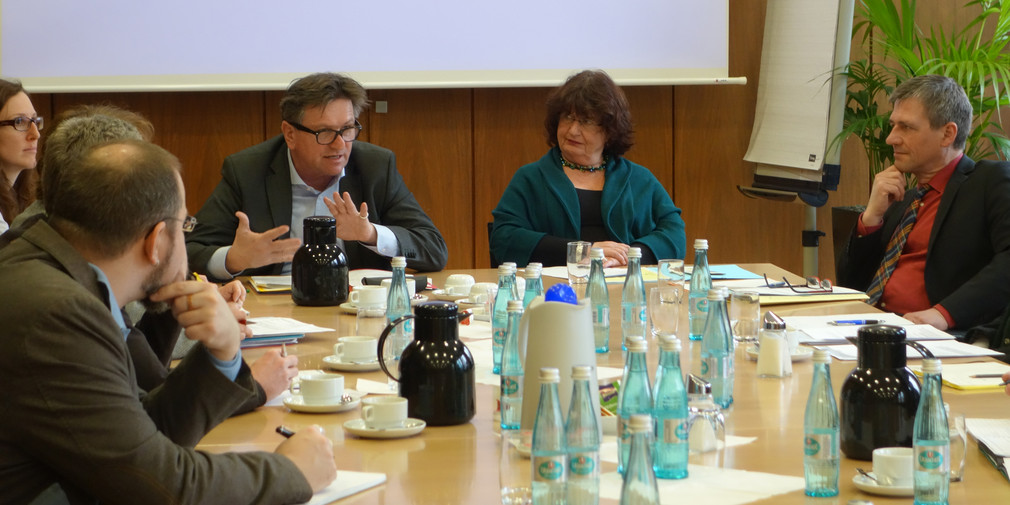 Sozial- und Integrationsminister Manne Lucha und Staatssekretärin Bärbl Mielich sitzen nebeneinander an Sitzungstisch