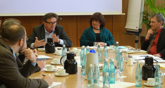 Sozial- und Integrationsminister Manne Lucha und Staatssekretärin Bärbl Mielich sitzen nebeneinander an Sitzungstisch