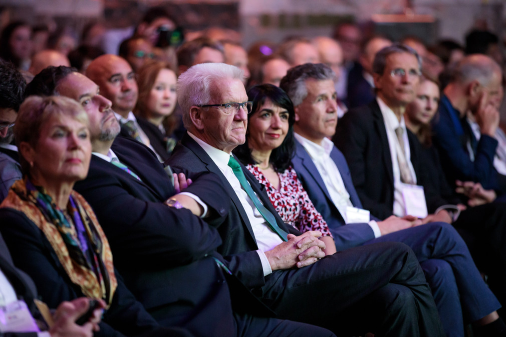 Ministerpräsident Winfried Kretschmann und Landtagspräsidentin Muhterem Aras sitzen im Publikum