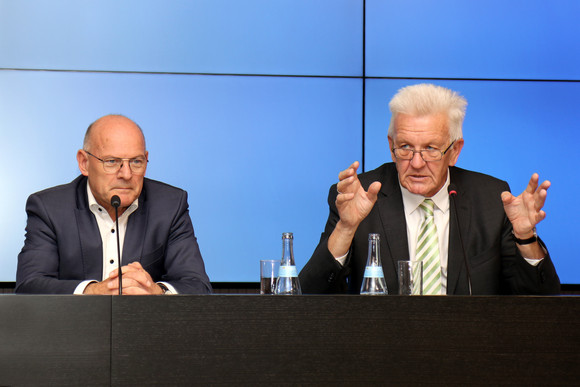 Pressekonferenz Konsequenzen aus der Sperrung der Rheintalbahnstrecke Ministerpräsident Winfried Kretschmann (r.) und Verkehrsminister Winfried Hermann (l.)