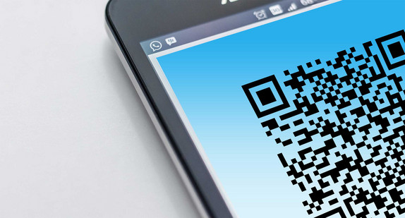 QR-Code auf einem Smartphone-Bildschirm