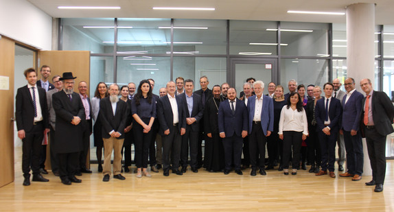 Gruppenbild der Teilnehmenden der vierten Sitzung des Runden Tisches der Religionen am 25. September 2019 in Stuttgart