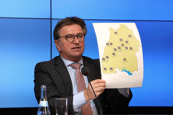 Pressekonferenz Krankenhäuser und Luftreinhaltung Sozial- und Integrationsminister Manne Lucha (Bild: Staatsministerium Baden-Württemberg)