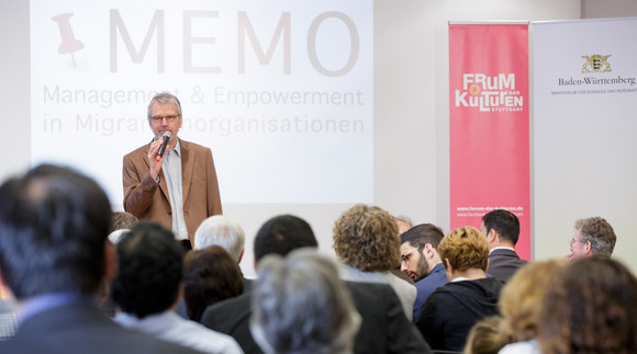 Wolfgang Klenk (Breunigerstiftung) spricht zu Publikum